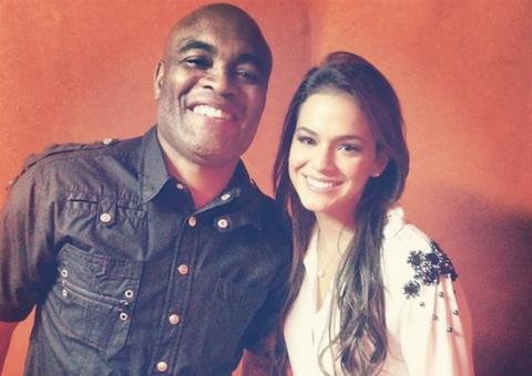 Anderson Silva é tietado por Bruna Marquezine